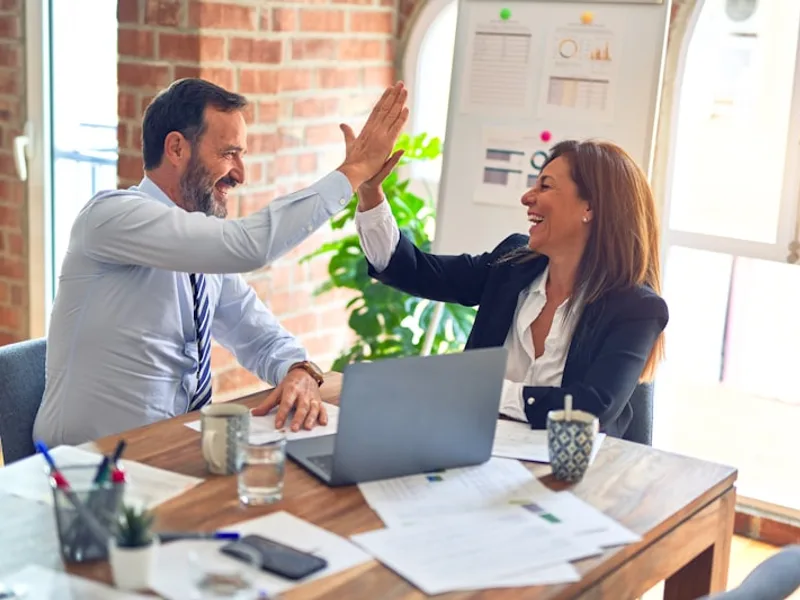 Consultor e empreendedor em conversa, analisando oportunidades de mercado