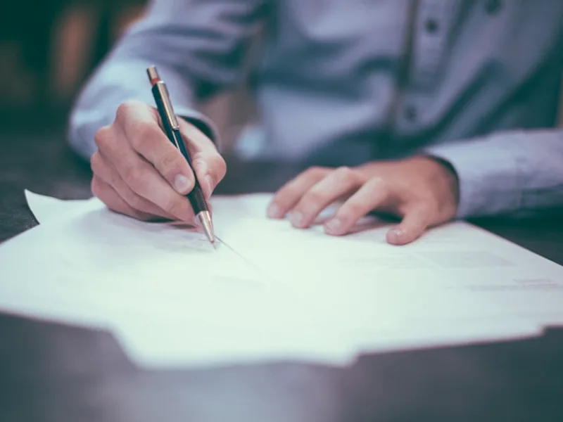 Documentos legais, selo de aprovação e cartão bancário internacional para abertura de empresa